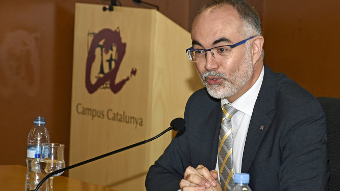 Arcadi Navarro, director del Centro de Investigación Biomédica, hablando en la jornada de concienciación sobre el Alzheimer en Burgos.