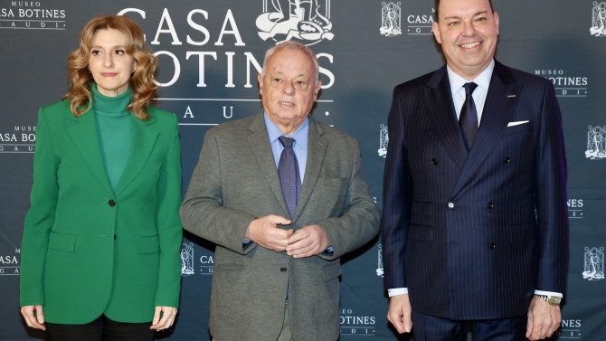 El consejero de Cultura, Turismo y Deporte, Gonzalo Santonja, presenta la participación de la Junta de Castilla y León para conmemorar el Año Gaudí 2026 junto al director general de la Fundación Obra Social Castilla y León, José María Viejo, y el conservador jefe del Museo Casa Botines Gaudí, Carlos Varela.