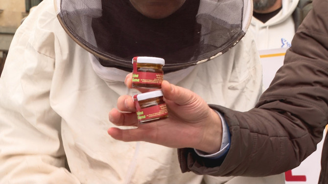 Dos de los tarros de miel repartidos durante la protesta