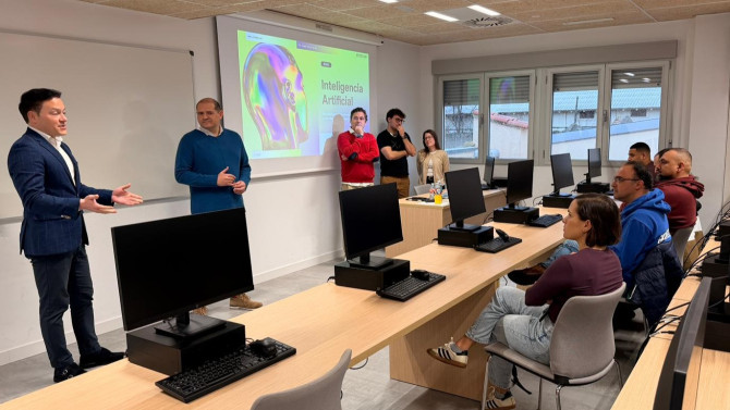 El Concejal, Pedro Martínez, durante una visita a los talleres en el Centro Tormes+