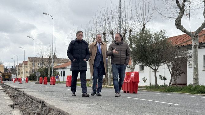 El Alcalde, Carlos GarcÃa Carbayo durante una visita al Barrio de La Vega