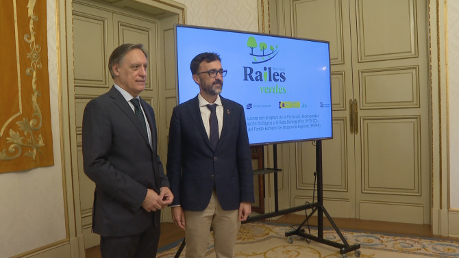 El Alcalde, Carlos García Carbayo, junto al Director de la Fundación Biodiversidad, Félix Romero