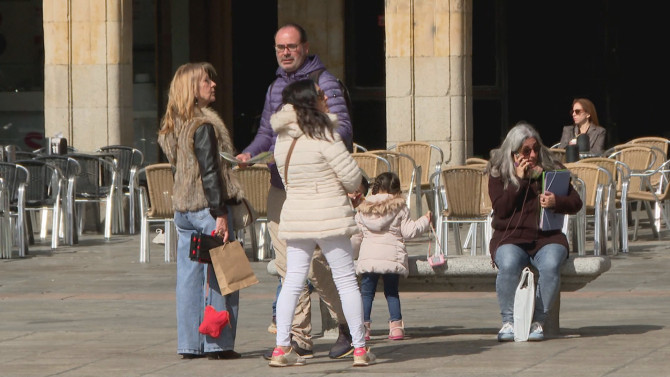 Un grupo de turistas en la Plaza Mayor de Salamanca durante la Semana Santa