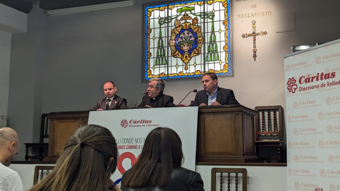 Luis Argüello durante la presentación de la Memoria de Cáritas 2023, hablando sobre la regularización de inmigrantes