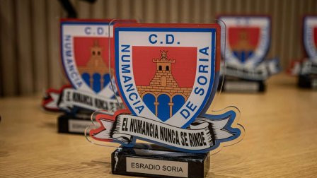 Trofeo entregado por esRadio Soria a la afición numantina.