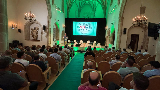 El Aula Magna Tirso de Molina de la capital es escenario de las Jornadas de Fertilización SOStenible, que organiza ASAJA Soria. 