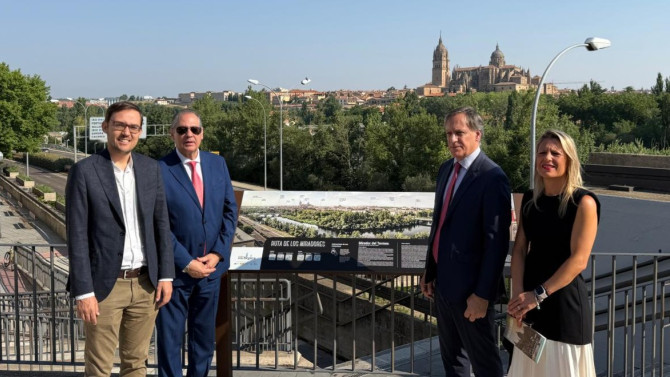 El Alcalde, Carlos García Carbayo, durante su visita al nuevo mirador