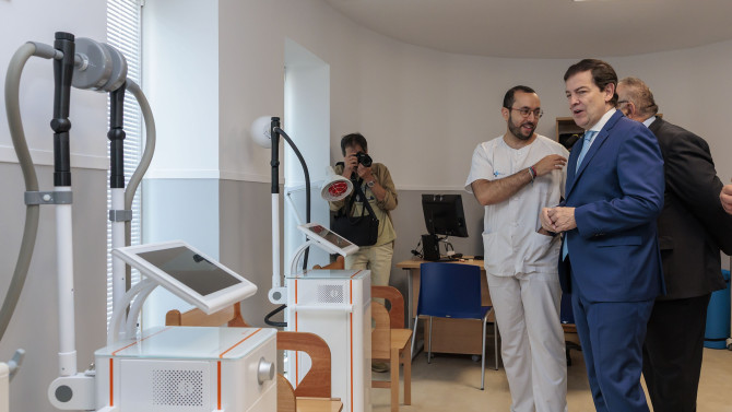 El Presidente de la Junta de Castilla y León, Alfonso Fernández Mañueco durante su visita al Centro de Salud.
