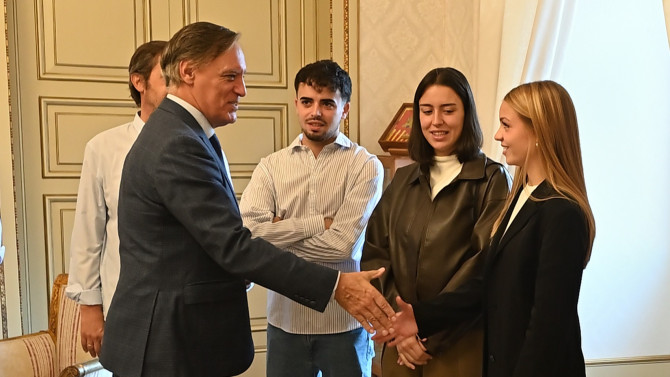 El Alcalde, Carlos García Carbayo, recibe a los estudiantes participantes en el Programa