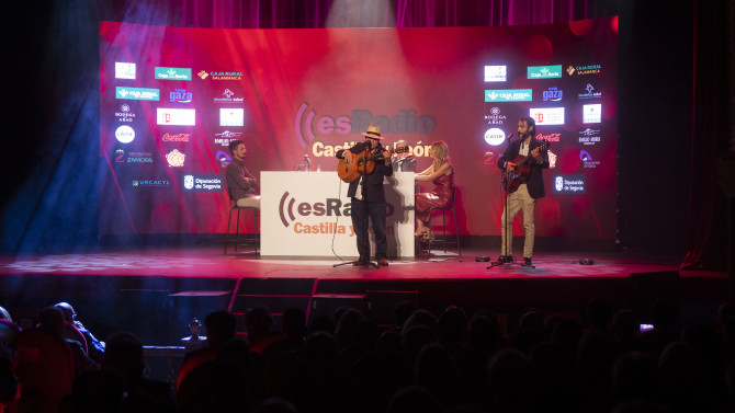 Manolo Quijano (Papá Quijano) junto a la guitarra de Óscar Ramos