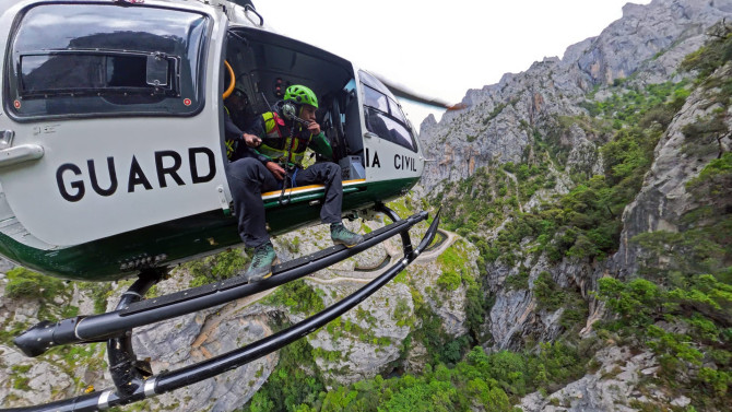 Subdelegación del Gobierno en León. Imagen del helicóptero en el rescate a un senderista en el Mirador de Vegamián en Boñar.