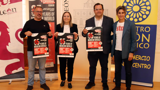 El director del Purple Weekend, Miguel Ángel Borraz, el presidente de Centro León Gótico, Juan Dopico, y la concejala de Comercio, Consumo y Fiestas, Camino Orejas. / ICAL