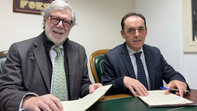 El presidente de FOES, Santiago Aparicio, y el presidente de la Diputación, Benito Serrano, han firmado el convenio de colaboración entre ambas instituciones.