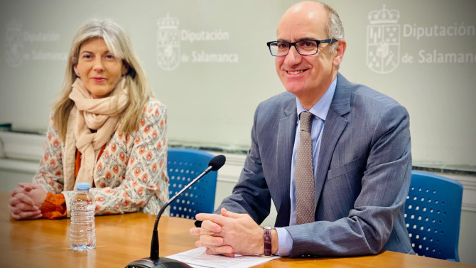 El presidente de la Diputación de Salamanca, Javier Iglesias junto a la diputada de Bienestar Social, Eva Picado.
