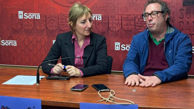 Yolanda Santos, concejala de Turismo, junto a Bertrand Sourdais, presidente de la asociación de Viñas Viejas de Soria.