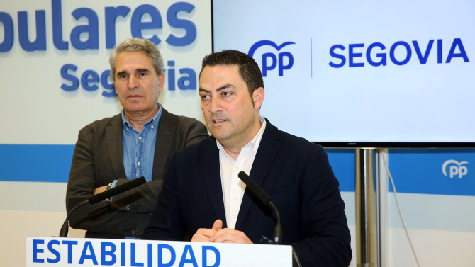 ICAL. El senador del Partido Popular de Segovia, Juan José Sanz Vitorio, y el alcalde de El Espinar, Javier Figueredo, analizan la situación actual del tráfico en San Rafael.