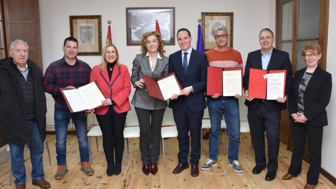 La directora general de Vivienda, Arquitectura, Ordenación del Territorio y Urbanismo, María Pardo, ha firmado un convenio de adhesión a este proyecto con responsables municipales.