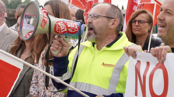 Los trabajadores afectados por el cierre de la planta de Azucarera de La Bañeza se concentran a las puertas de la fábrica | Campillo