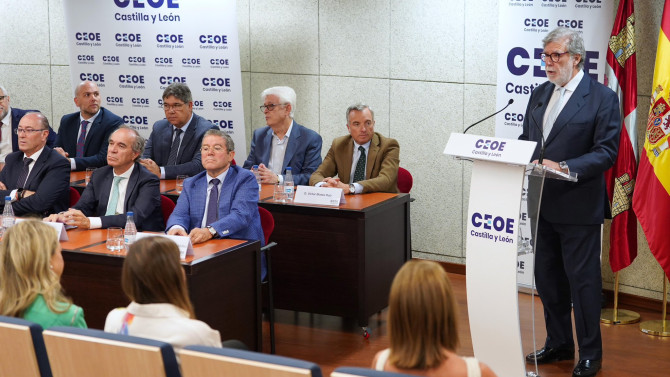 Santiago Aparicio, presidente de CEOE Castilla y León, durante su intervención en la Asamblea General Electoral.