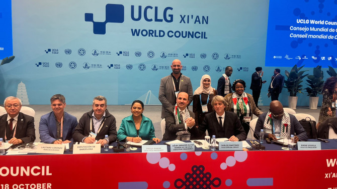 Momento de la firma entre el alcalde de Soria y Enviado Especial de la Presidencia de Ciudades y Gobiernos Locales Unidos (CGLU) ante la ONU, Carlos Martínez, y el alcalde de la Municipalidad Metropolitana de Konya, Uğur İbrahim.