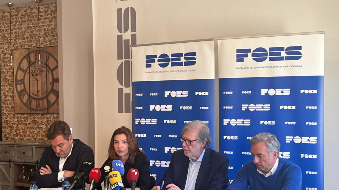 Jesús Izquierdo, Vicepresidente de FOES; Mª Ángeles Fernández, Directora General de FOES; Santiago Aparicio, Presidente de FOES; y Víctor Mateo, Vicepresidente de FOES.