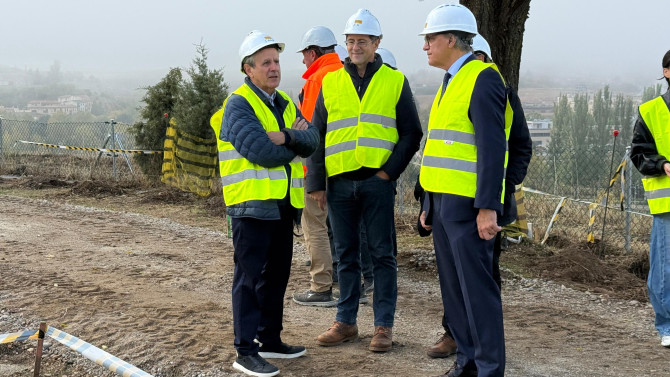 El Alcalde, Carlos García Carbayo, durante su visita a la excavación.