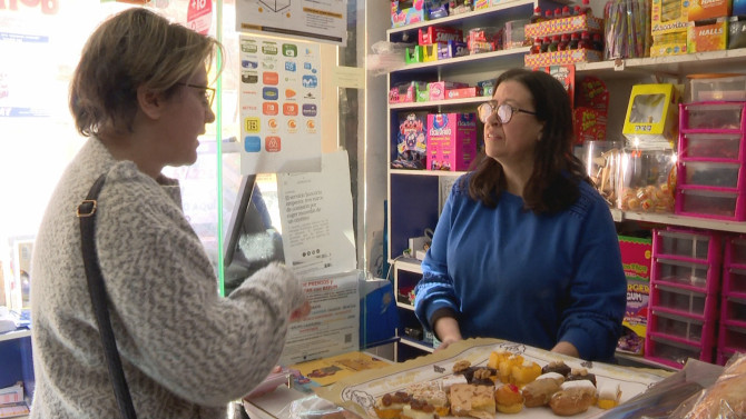 Marisa Miguel, la propietaria del quiosco El Puente, charla con una clienta