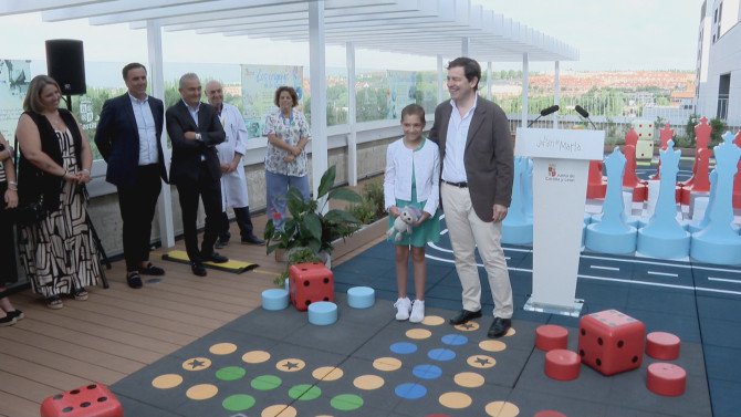 María Caamaño con el Presidente de la Junta de Castilla y León, Alfonso Fernández Mañueco durante la inauguración del Jardín de María