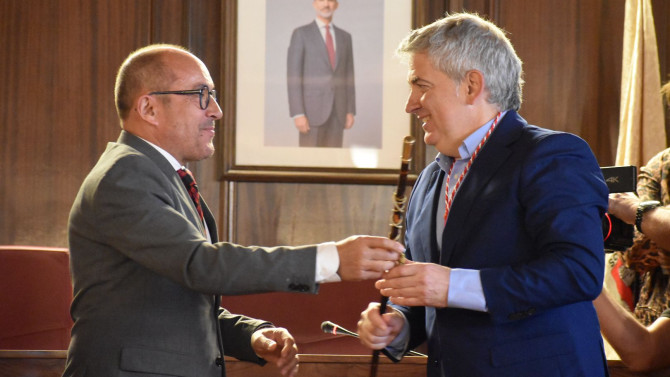 Luis Rey, alcalde en funciones, entrega el bastón de mando a Javier Antón.