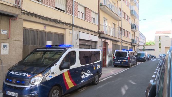 Vehículos policiales en la calle Petunias del barrio de Garrido