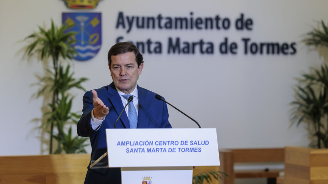 El Presidente de la Junta de Castilla y León, Alfonso Fernández Mañueco durante su visita al Centro de Salud.