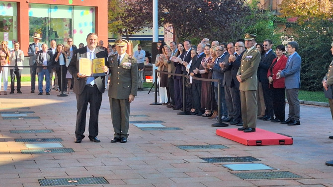  El ex vicerrector del Campus Duques de Soria, José Luis Ruiz Zapatero, recibiendo su distinción.
