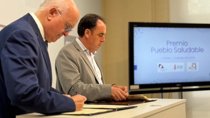 José Ramón Huerta, presidente del Colegio Oficial de Médicos de Soria, y Benito Serrano, presidente de la Diputación, durante la firma del convenio.