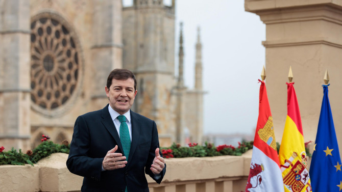Alfonso Fernández Mañueco durante su discurso de fin de año en la Catedral de León, destacando los logros de Castilla y León.