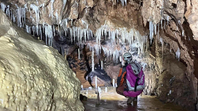 Imagen de la nueva galería en la Cueva de Valporquero descubierta por Pedro González y Tania García. / Pedro González