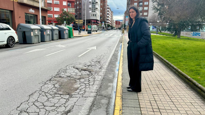 La concejal Lidia Coca, en una de las zonas que está en peor estado dentro del tramo que se va a asfaltar