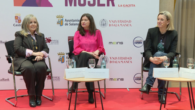 A la derecha la Vicepresidenta de la Junta de Castilla y León, Isabel Blanco, durante su comparecencia en el IV Congreso de la mujer.