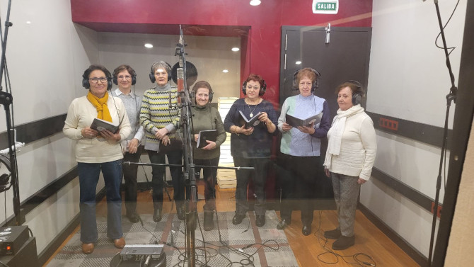 Parte de las integrantes del coro durante un momento de la grabación. 