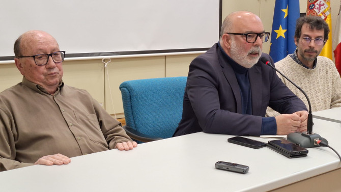 El escritor soriano Joaquín Alcalde, el subdelegado del Gobierno Miguel Latorre, y el arquitecto Miguel de Lózar durante la presentación de las actividades. 