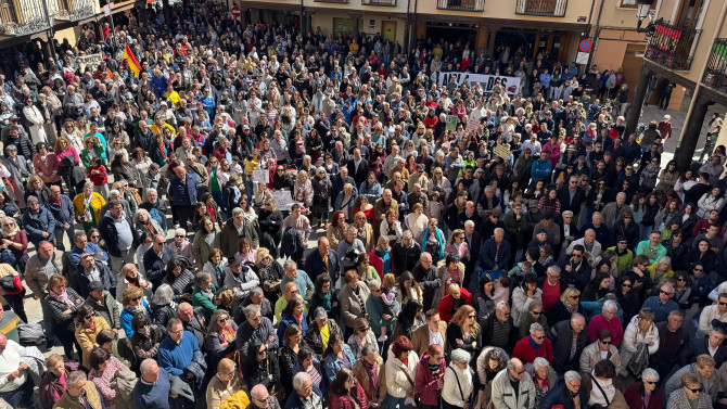 Multitudinaria concentración en San Esteban de Gormaz exigiendo soluciones al derrumbe del puente del rio Duero.