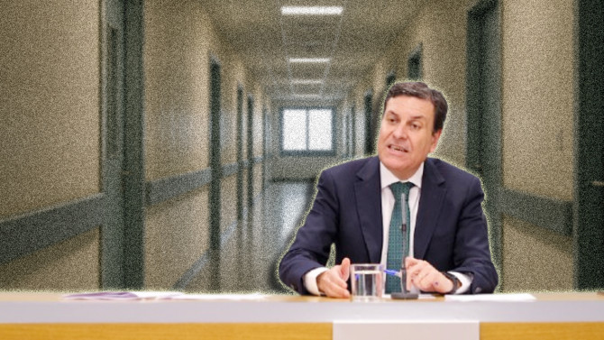 Portavoz de la Junta de Castilla y León, Carlos Fernández Carriedo. Pasillo vacío de un hospital, reflejando la falta de nuevos residentes médicos en Castilla y León.