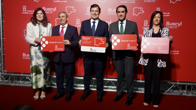 El presidente autonómico, Alfonso Fernández Mañueco, presenta, junto al consejero de Medio Ambiente, Vivienda y Ordenación del Territorio, Juan Carlos Suárez-Quiñones, y el consejero de Movilidad, José Luis Sanz, la nueva tarjeta de transporte gratuito en autobús de la Junta