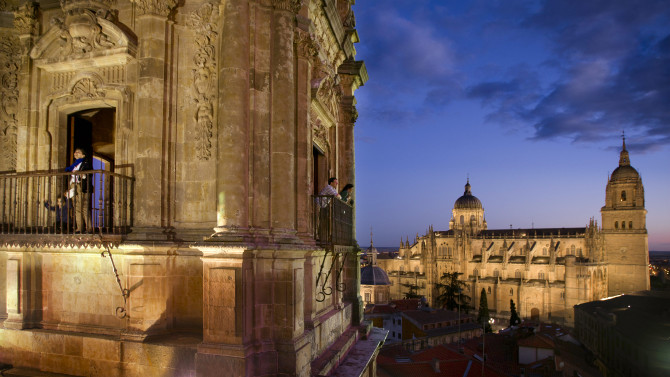 Turistas visitan las Torres de la Clerecía en Salamanca