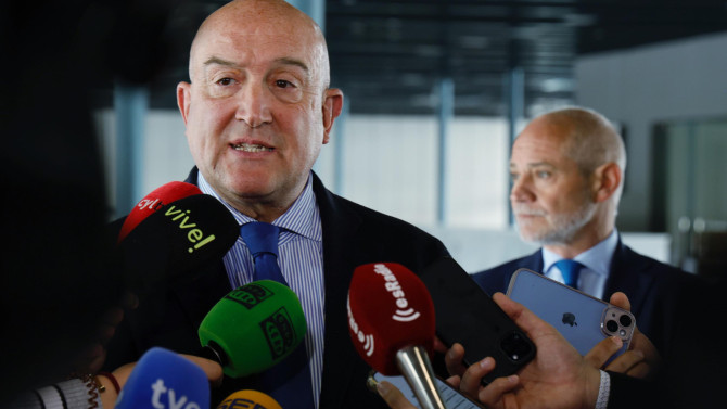 Jesús Julio Carnero, alcalde de Valladolid, durante la atención a medios.