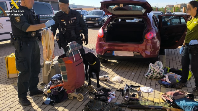 Agentes de la Guardia Civil durante el arresto