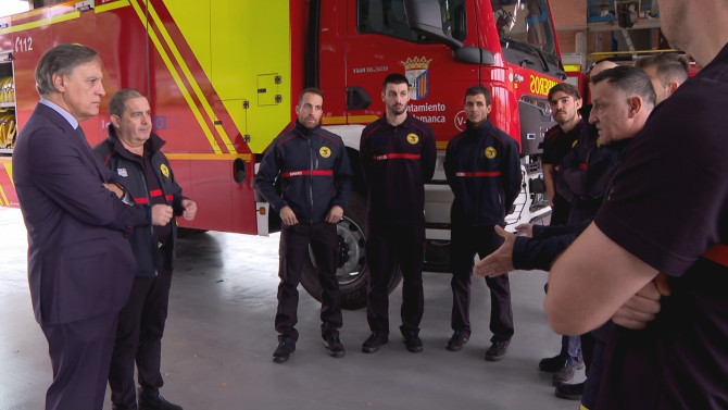 El Alcalde, Carlos García Carbayo, conversando con los bomberos de Salamanca