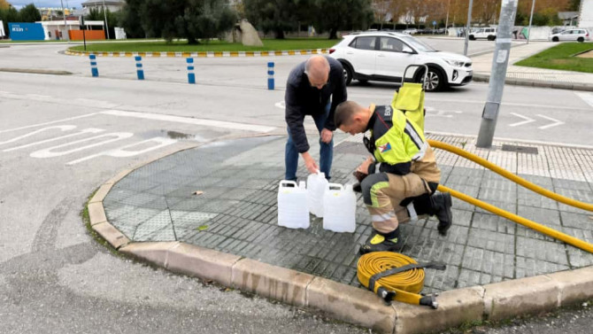 Reparto de agua potable en las calles de Ponferrada