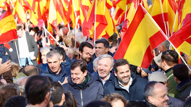 El presidente de la Junta, Alfonso Fernández Mañueco, asiste junto a los presidentes de las comunidades autónomas gobernadas por el PP, a la concentración convocada por el Partido Popular para pedir al adelanto electoral en España. Juan Lázaro / ICAL. 
