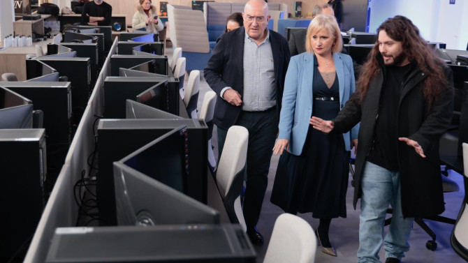 El alcalde de Valladolid, Jesús Julio Carnero; la consejera de Industria, Leticia García, y el empresario del sector del videojuego David Ortega, en la nave del Tech Lab 1094