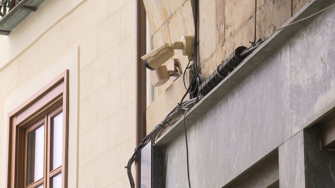 Una de las nuevas cámaras de video vigilancia en la Plaza Mayor